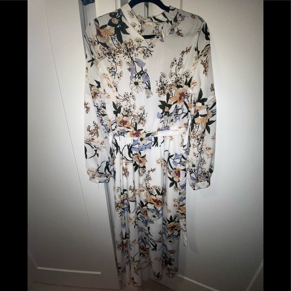 **SOLD** White long sleeved dress - Picture 6 of 7